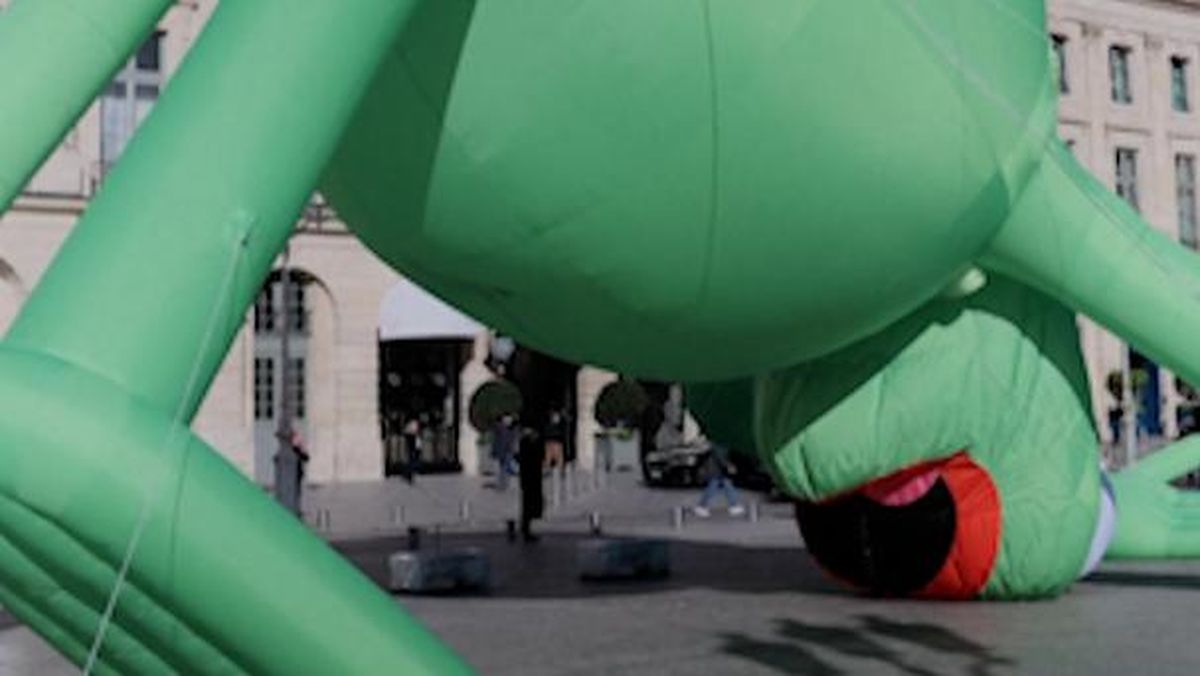 Video: Balon Raksasa Kermit Muncul Di Antara Butik Mewah Paris Video: Balon Raksasa Kermit Muncul Di Antara Butik Mewah Paris