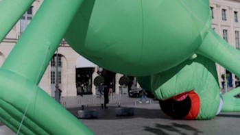 VIDEO: Balon Raksasa Kermit Muncul di Antara Butik Mewah Paris