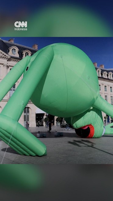 VIDEO: Balon Raksasa Kermit Muncul di Antara Butik Mewah Paris