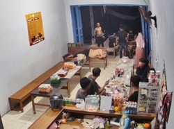 Video: Polisi Tangkap 3 Pria Mabuk yang Rusak Warung Makan di Pati Video: Polisi Tangkap 3 Pria Mabuk yang Rusak Warung Makan di Pati
