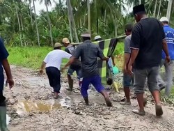 Pilu, Warga di Asahan Gotong Jenazah gegara Jalan Rusak Parah Pilu, Warga di Asahan Gotong Jenazah gegara Jalan Rusak Parah