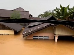 Banjir Setinggi Atap Rumah Terjang Tolitoli Akibat Sungai Lembe Meluap Banjir Setinggi Atap Rumah Terjang Tolitoli Akibat Sungai Lembe Meluap