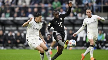 FOTO: Aksi Berkelas Kevin Diks Lawan Bayern Munchen