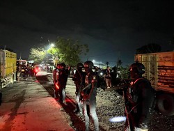 Peran Brimob Polda Metro Amankan Lokasi Saat Kereta Anjlok di Bekasi