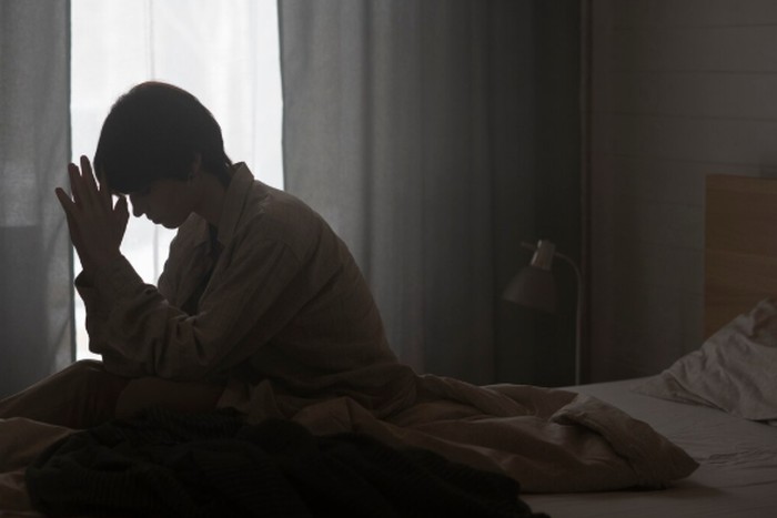 Tipe ini kerap mengalami gangguan tidur akibat konsumsi alkohol, rokok, atau dehidrasi. Kebiasaan tersebut bisa kesehatan.)/ Foto: freepik.com