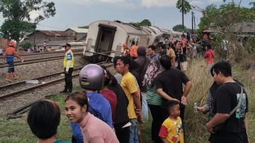 FOTO: KA Purwojaya Anjlok, 8 Perjalanan Kereta Dibatalkan
