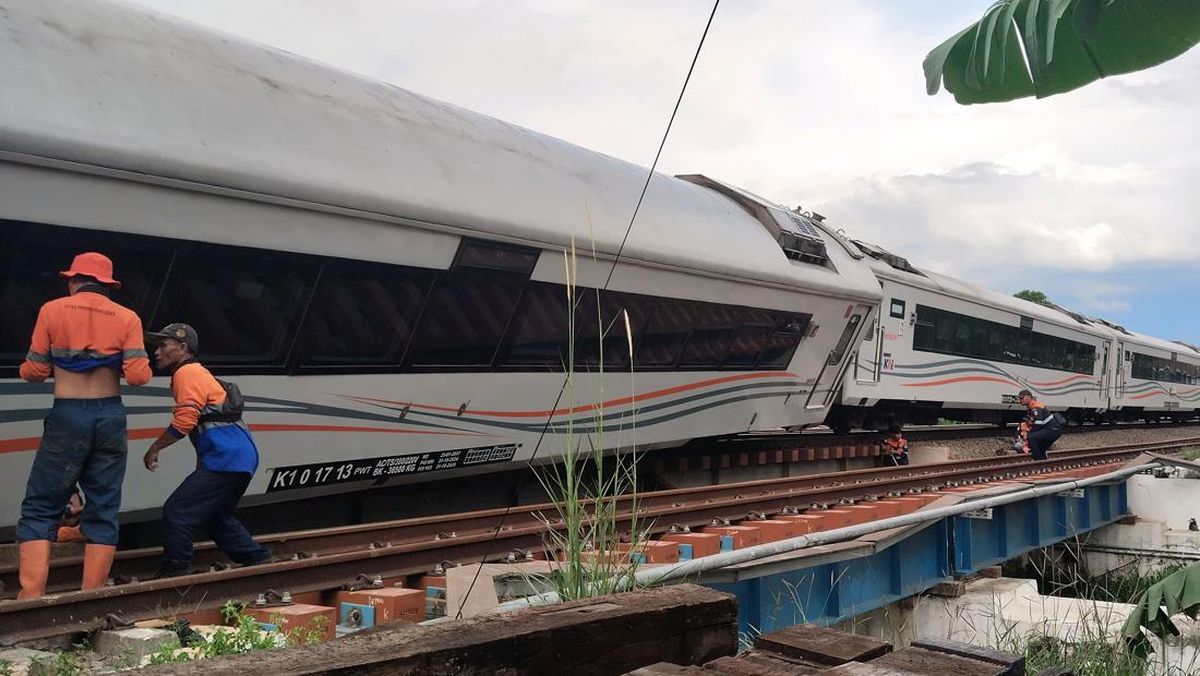 Evakuasi KA Purwojaya Selesai, Jalur Kembali Normal