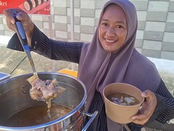 Cuma Rp 15 Ribu Seporsi, Warga Serbu Lontong Kikil Tanpa Tulang di Mataram Cuma Rp 15 Ribu Seporsi, Warga Serbu Lontong Kikil Tanpa Tulang di Mataram