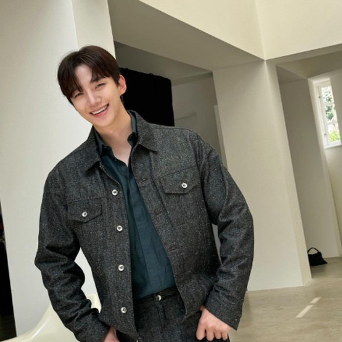Lee Junho mengalahkan lebih dari 6.500 peserta dan meraih juara pertama di acara Superstar Survival yang tayang di SBS pada tahun 2006.
