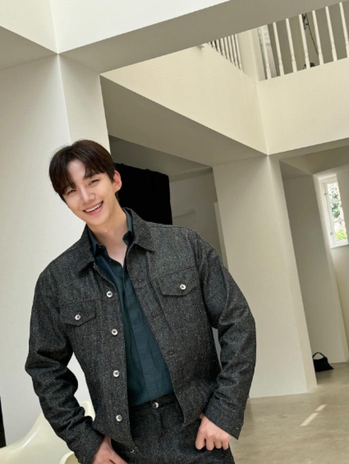 Lee Junho mengalahkan lebih dari 6.500 peserta dan meraih juara pertama di acara Superstar Survival yang tayang di SBS pada tahun 2006.