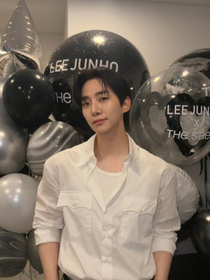 Lee Junho resmi debut bersama 2PM melalui single album Hottest Time of the Day dengan lagu utama 10 Out to 10. Grup ini kemudian tampil perdana di program musik M Countdown pada 4 September 2008.