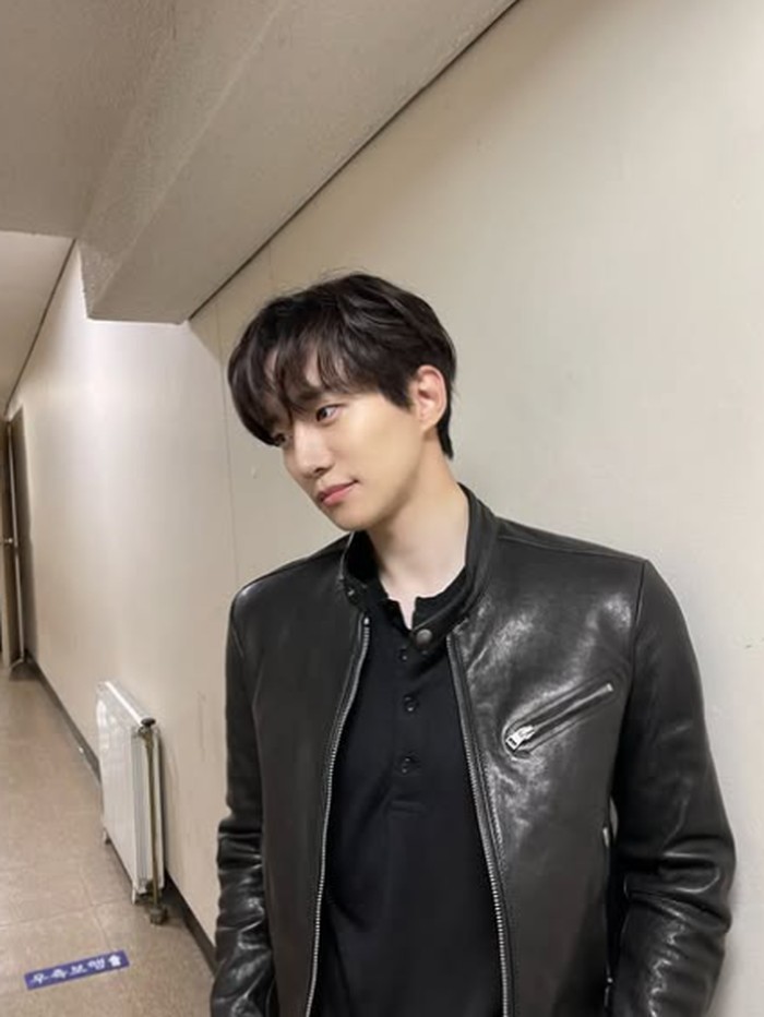 Lee Junho adalah sosok yang gemar menambah wawasan akademiknya, Beauties. Ia tak hanya memiliki gelar sarjana di bidang seni pertunjukan dan studi media, tapi juga gelar di bidang seni film.