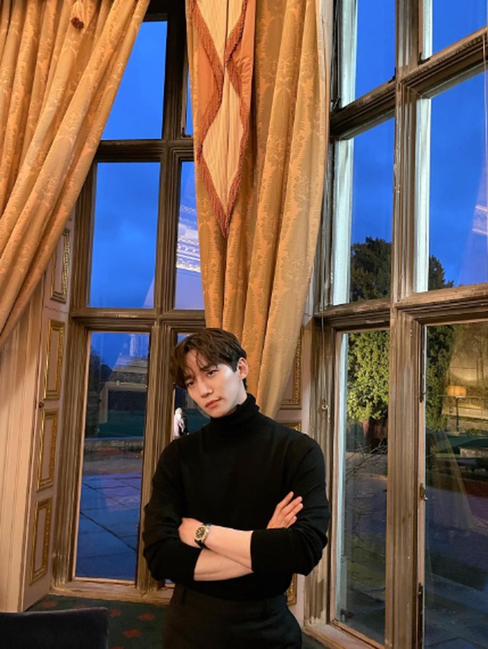 Lee Junho aktif mengikuti berbagai kegiatan teater di sekolah menengah. Berkat kemampuan akting yang ia miliki, meski dikenal sebagai idol K-pop, ia terpilih dan memulai debut layar lebar melalui film Cold Eyes (2013), di mana ia berperan sebagai detektif Daramjwi (Squirrel).