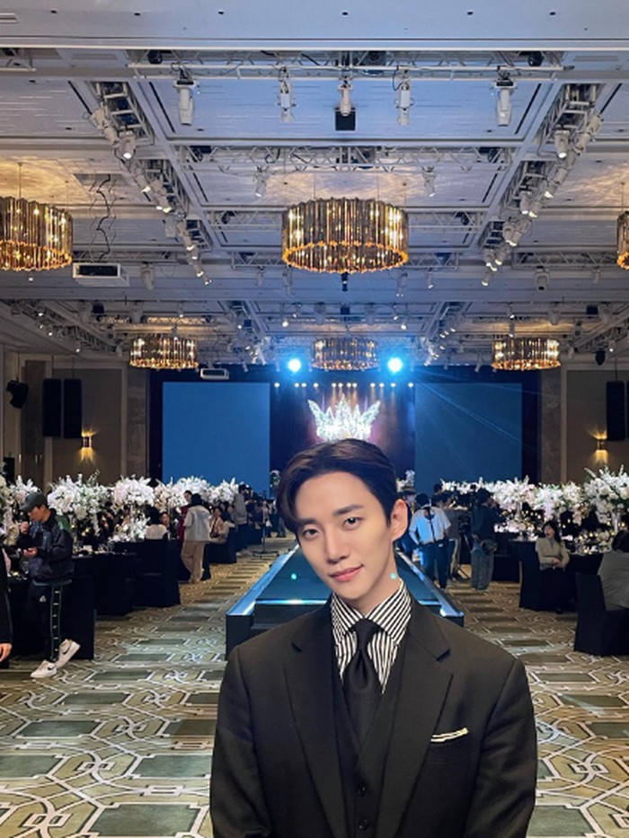 Meski bersaing dengan aktor-aktor veteran, Lee Junho berhasil membawa pulang penghargaan Aktor Terbaik di Baeksang Awarda 2022. Pencapaian tersebut menjadikannya idol K-pop pertama yang memenangkan penghargaan Aktor Terbaik dalam ajang bergengsi itu.