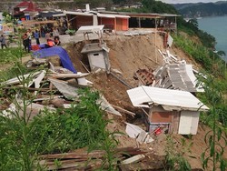 Longsor di Sine Tulungagung, 2 Warung Hancur Longsor di Sine Tulungagung, 2 Warung Hancur