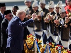 Momen Trump Joget Tipis-tipis Saat Disambut Anwar Ibrahim di Malaysia Momen Trump Joget Tipis-tipis Saat Disambut Anwar Ibrahim di Malaysia