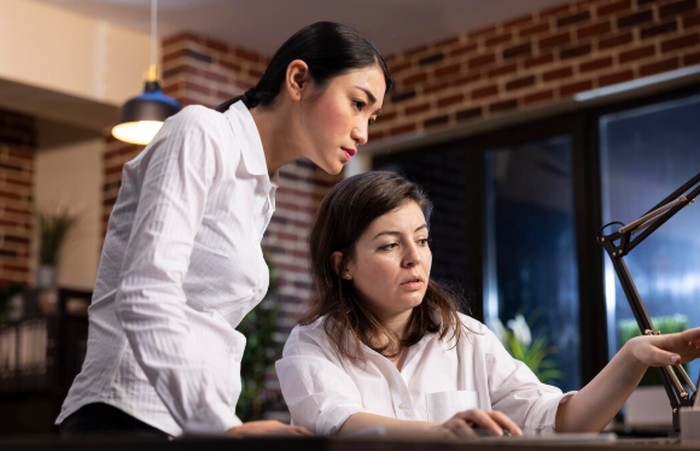 Kemampuan memahami perasaan dan kebutuhan orang lain bisa jadi pembeda utama di tempat kerja. Psikolog Chamorro-Premuzic menyebut kesadaran sosial sebagai kunci dalam membangun hubungan profesional yang kuat./ Foto: freepik.com/DC Studio