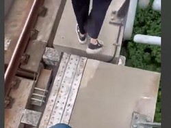 Cerita Penumpang Gemetar Jalan Kaki di Lintasan gegara LRT Jabodebek Gangguan Cerita Penumpang Gemetar Jalan Kaki di Lintasan gegara LRT Jabodebek Gangguan