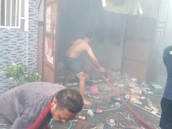 Rumah di Sambikerep Surabaya Terbakar Saat Pemilik Perbaiki Sound System Rumah di Sambikerep Surabaya Terbakar Saat Pemilik Perbaiki Sound System