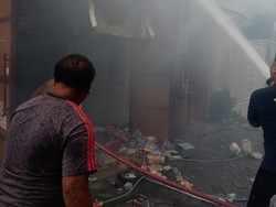 Dua Orang Luka Saat Padamkan Rumah Pengusaha Sound System di Surabaya Dua Orang Luka Saat Padamkan Rumah Pengusaha Sound System di Surabaya
