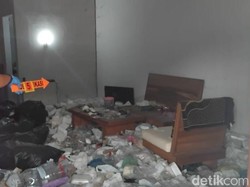 Mayat Pria Ditemukan dalam Kamar Penuh Sampah di Pati Mayat Pria Ditemukan dalam Kamar Penuh Sampah di Pati