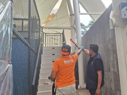 Atap Lapangan Padel di Jakbar Roboh gegara Angin Kencang Atap Lapangan Padel di Jakbar Roboh gegara Angin Kencang