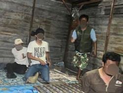 Polisi Gerebek Perjudian di Pusuk Sembalun, 5 Orang Ditangkap Polisi Gerebek Perjudian di Pusuk Sembalun, 5 Orang Ditangkap