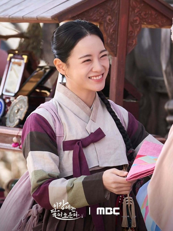 Moon River menjadi tonggak penting dalam perjalanan karier Kim Se Jeong karena ini adalah drama sageuk  pertamanya setelah sebelumnya lebih dikenal lewat peran-peran modern yang ceria dan ringan.