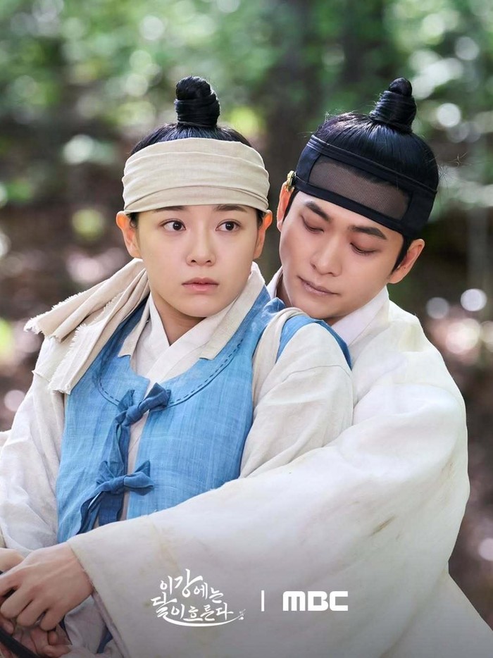 Kisah asmara dua karakter utama Park Dal Yi dan putra mahkota menjadi pusat emosi dalam drama Moon River, bukan karena cinta yang datang dengan mudah, hubungan mereka justru dipenuhi oleh rahasia, kesalahpahaman, dan takdir yang saling bertautan.