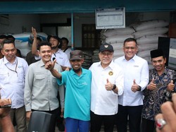 Harga Pupuk Subsidi Turun 20%, Menko Zulhas: Biar Petani Tambah Sejahtera Harga Pupuk Subsidi Turun 20%, Menko Zulhas: Biar Petani Tambah Sejahtera
