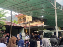 Suasana Haru Selimuti Rumah Duka Korban Laka Maut Bus di Tol Pemalang Suasana Haru Selimuti Rumah Duka Korban Laka Maut Bus di Tol Pemalang