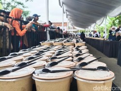 2.417 Porsi Ketupat Tanjung Khas Tasikmalaya Pecahkan Rekor MURI 2.417 Porsi Ketupat Tanjung Khas Tasikmalaya Pecahkan Rekor MURI