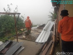 Longsor Karanganyar Rusak 1 Rumah-Tutup Jalan Tawangmangu Longsor Karanganyar Rusak 1 Rumah-Tutup Jalan Tawangmangu