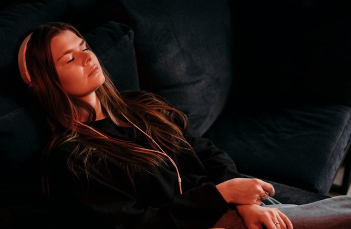 Orang dengan tipe short sleepers biasanya tidur lebih singkat dari rata-rata. Mereka juga cenderung lebih mudah tersulut emosi dan memiliki daya ingat yang menurun./ Foto: freepik.com