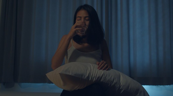 Tipe ini bergantung pada bantuan eksternal agar bisa terlelap. Penggunaan zat bantu tidur secara terus-menerus dapat mengubah ritme alami tubuh./ Foto: freepik.com