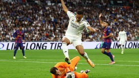 Hasil Babak 1: 2 Gol Mbappe Dianulir, Madrid Ungguli Barcelona 2-1