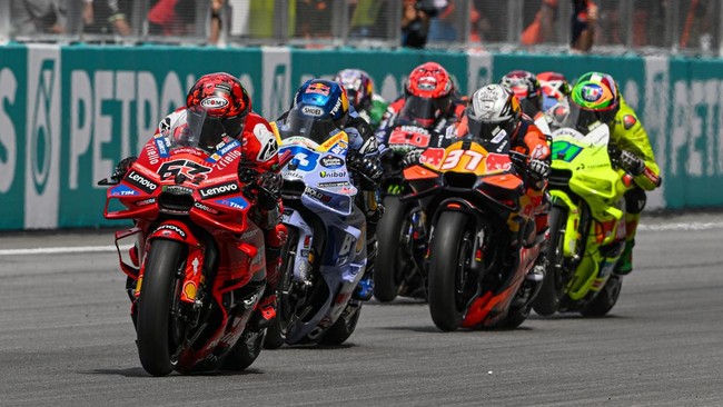 Update Jadwal MotoGP Malaysia 2025: Kelas Moto2 Jadi Mundur Kecelakaan sebelum Moto3 mengubah jadwal MotoGP Malaysia 2025. Balapan MotoGP tetap pukul 14.00 WIB, sementara Moto2 diundur ke 15.30 WIB.