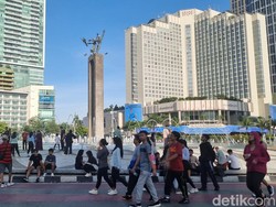 Warga Tetap Olahraga di Bundaran HI Meski CFD Ditiadakan: Yang Penting Sehat Warga Tetap Olahraga di Bundaran HI Meski CFD Ditiadakan: Yang Penting Sehat