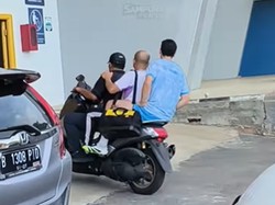 Momen Kocak Thom Haye Naik Motor Bonceng 3 di Bandung Momen Kocak Thom Haye Naik Motor Bonceng 3 di Bandung