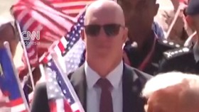 VIDEO: Momen Trump Joget Sambil Mengibaskan Bendera AS-Malaysia