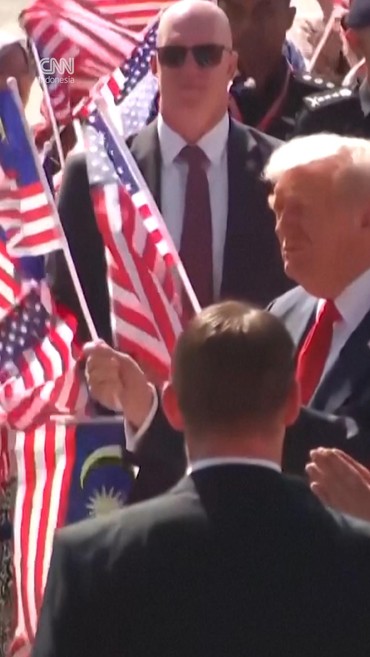 VIDEO: Momen Trump Joget Sambil Mengibaskan Bendera AS-Malaysia