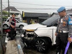 Wuling Berupaya Kabur Usai Tabrak 5 Motor Berturut-turut di Pare Kediri Wuling Berupaya Kabur Usai Tabrak 5 Motor Berturut-turut di Pare Kediri