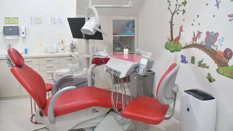 5 Kriteria Penting Memilih Klinik Gigi untuk Pribadi dan Keluarga Memiliki kesehatan gigi yang baik adalah salah satu faktor penunjang kualitas hidup.