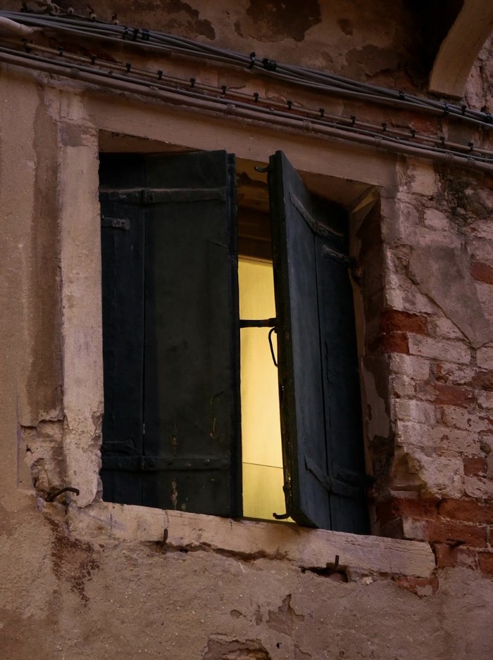 Untuk mengalirkan udara yang dingin dari luar rumah, kamu bisa membuka jendela saat sore atau malam hari. Kamu juga bisa menggunakan kasa nyamuk di jendela agar serangga dan nyamuk tidak masuk ke dalam rumah./ Foto: Pexels.com/ Fer ID