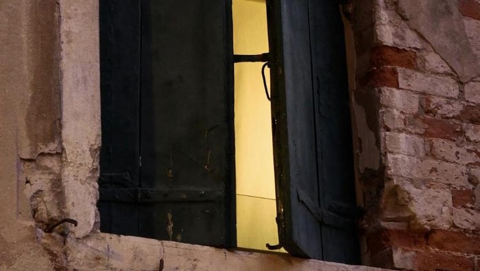 Untuk mengalirkan udara yang dingin dari luar rumah, kamu bisa membuka jendela saat sore atau malam hari. Kamu juga bisa menggunakan kasa nyamuk di jendela agar serangga dan nyamuk tidak masuk ke dalam rumah./ Foto: Pexels.com/ Fer ID
