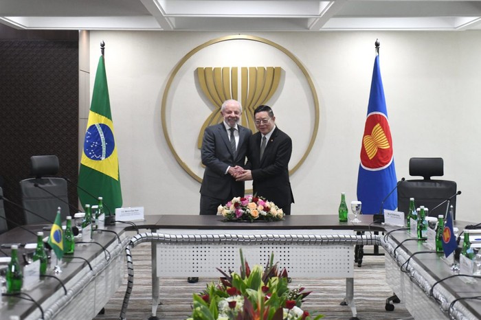 Presiden Luiz Inácio Lula Da Silva dan Dr. Kao Kim Hourn bertemu di markas besar ASEAN di Jakarta (24/10/2025). Mereka berdiskusi dan memperkuat hubungan kerja sama antara  ASEAN-Brasil.