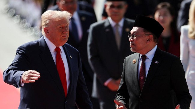 Momen Anwar Ibrahim Guyon ke Trump: Saya Pernah Dipenjara, Anda Hampir PM Anwar lempar candaan ke Donald Trump soal pengalaman dirinya dibui, saat beri sambutan di KTT ASEAN.