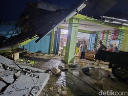 Detik-detik Banjir Hancurkan Toko Asep di Bantaran Sungai Cisolok