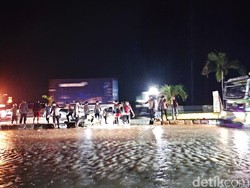 Banjir Rendam 2 Kecamatan di Barru, Pagar Rujab Wakil Bupati Roboh Banjir Rendam 2 Kecamatan di Barru, Pagar Rujab Wakil Bupati Roboh