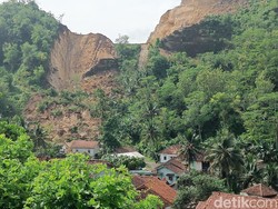 Belasan Warga Ngungsi Imbas Longsor Bukit Kapur di Banyumas Belasan Warga Ngungsi Imbas Longsor Bukit Kapur di Banyumas